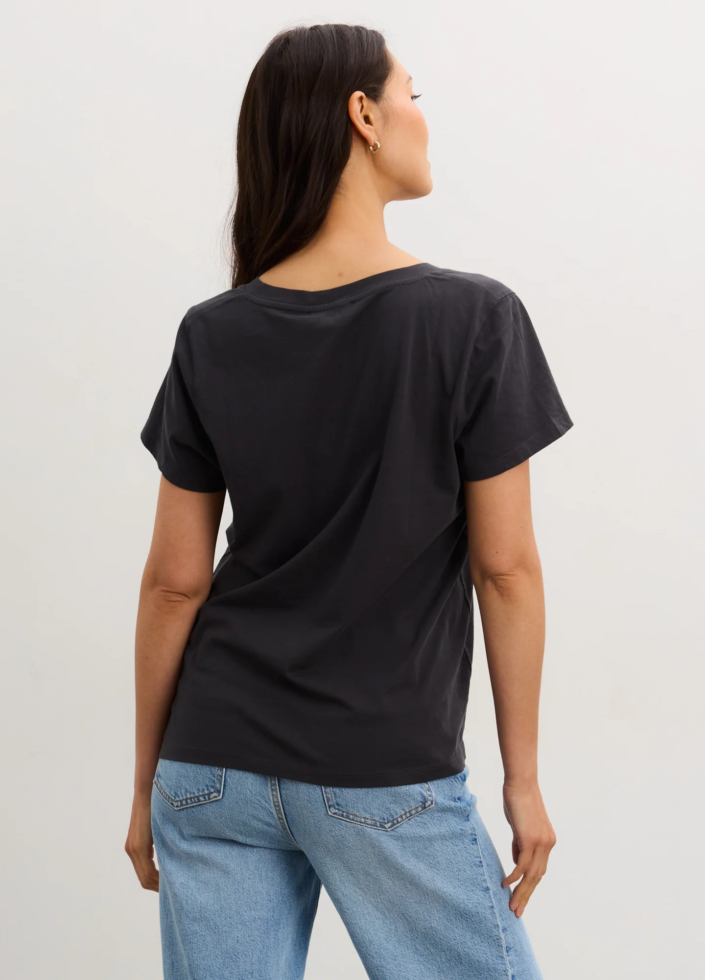 The Washed Cotton Vneck Tshirt - Image 4