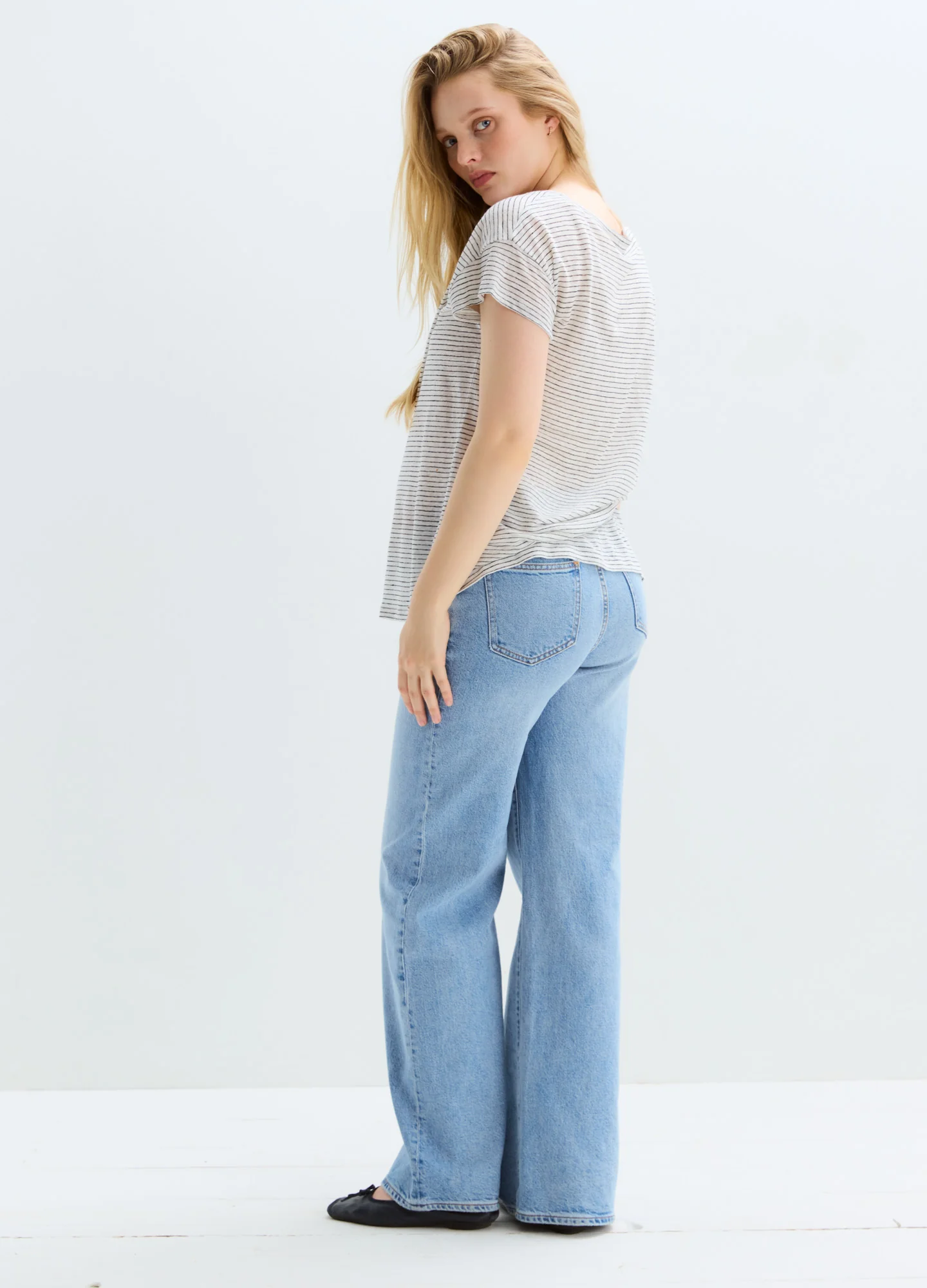 The Relaxed Wide Leg Maternity Jean - Image 4