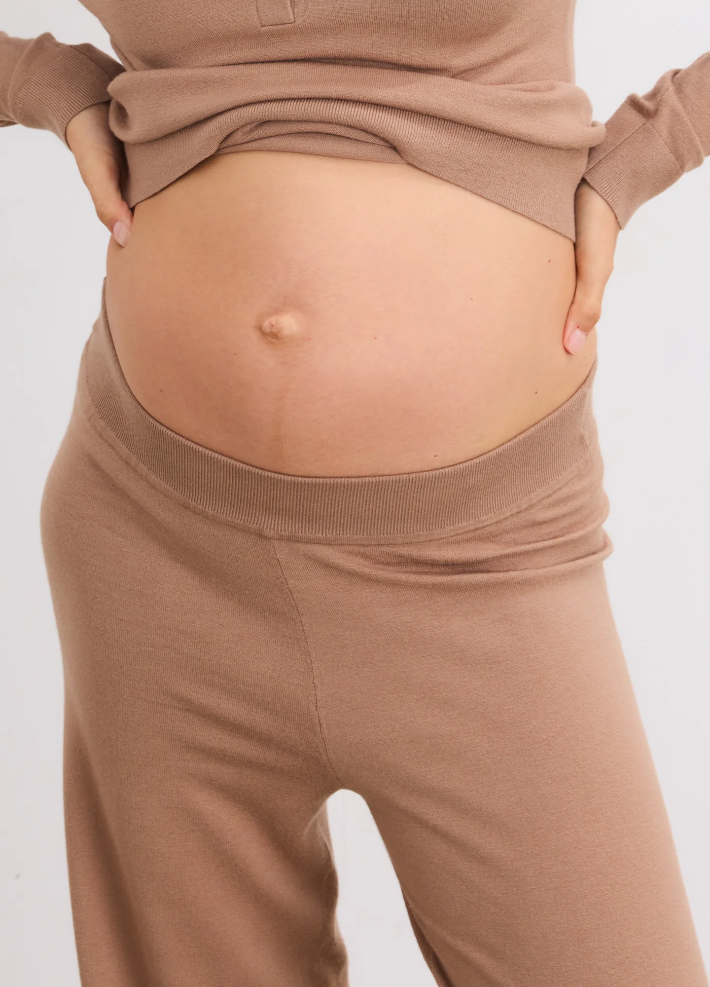 The Softsculpt Knit Crop Pant - Image 5